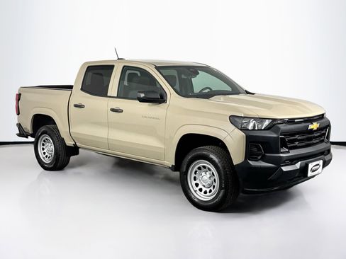 Used 2024 Chevrolet Colorado W/T image 2