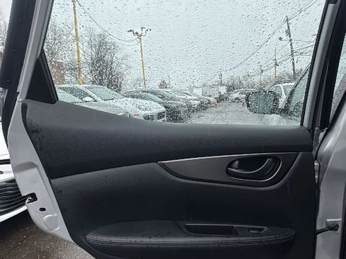 Used 2022 Nissan Rogue Sport S image 18