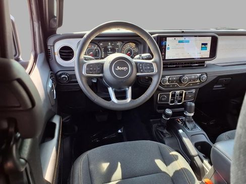 Used 2025 Jeep Wrangler Unlimited Sahara AWD/4WD image 4