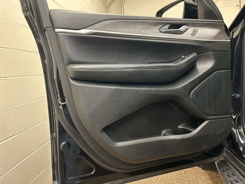 Used 2024 Jeep Grand Cherokee Limited w/ Black Appearance Package image 13