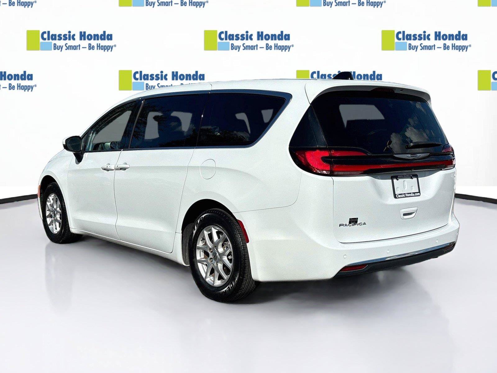 Used 2023 Chrysler Pacifica Touring-L FWD image 5