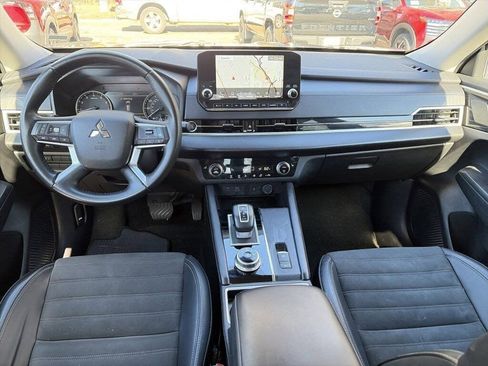 Used 2024 Mitsubishi Outlander SE image 12