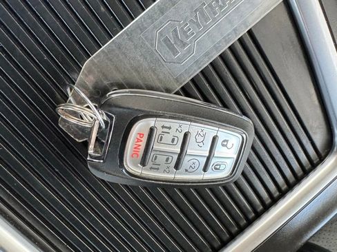 Used 2022 Chrysler Pacifica Touring-L FWD image 37
