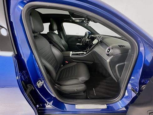 Used 2025 Mercedes-Benz GLC 300 4MATIC image 32