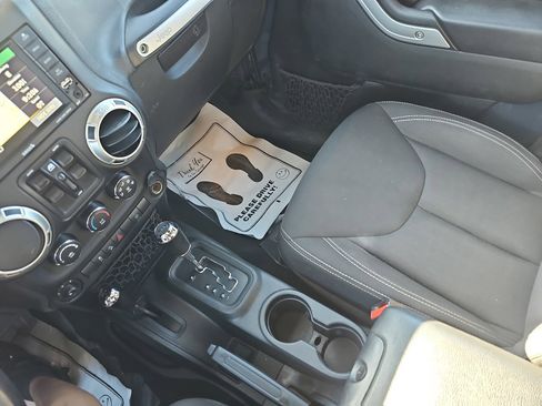 Used 2017 Jeep Wrangler Unlimited Sahara w/ Connectivity Group AWD/4WD image 26