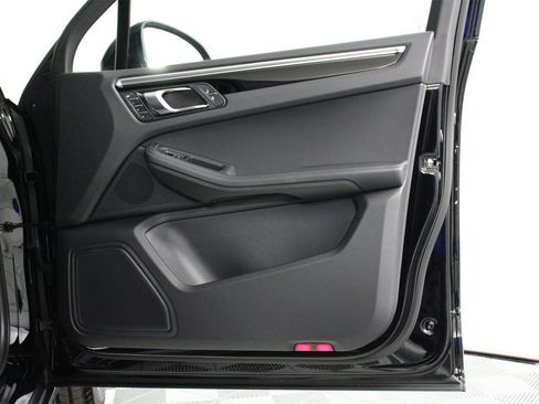 Used 2025 Porsche Macan image 23