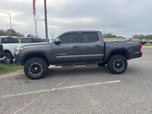 Used 2017 Toyota Tacoma TRD Off-Road w/ Premium & Technology Package image 10
