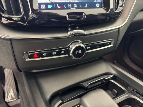 Used 2024 Volvo XC60 B5 Core image 19
