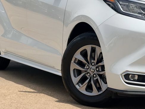 Used 2023 Toyota Sienna XLE FWD image 11