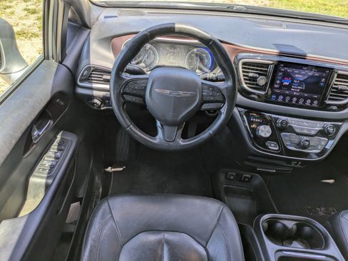 Used 2020 Chrysler Pacifica Touring-L FWD image 15