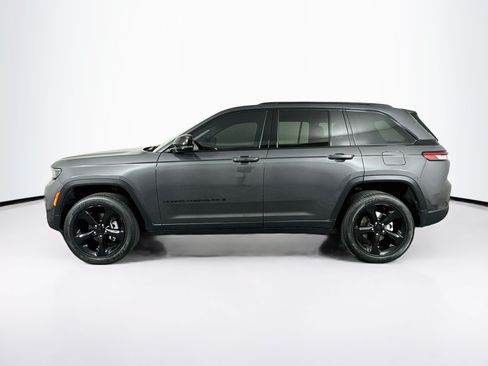 Used 2025 Jeep Grand Cherokee Altitude AWD/4WD image 4