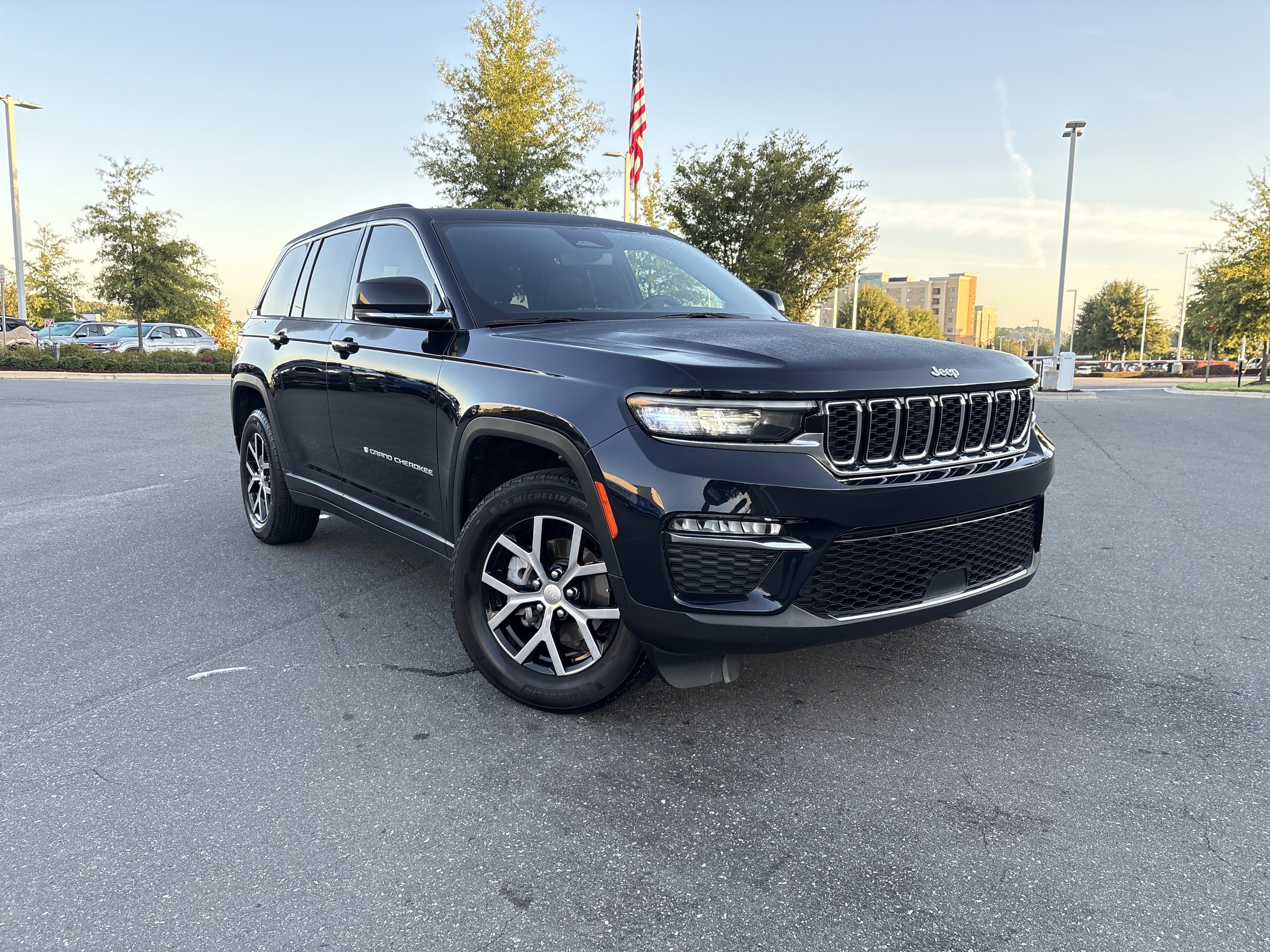 Used 2024 Jeep Grand Cherokee Limited AWD/4WD image 2