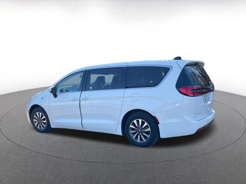 Used 2023 Chrysler Pacifica Touring-L image 14