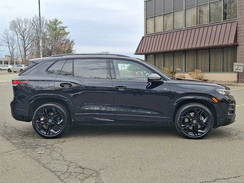 Certified 2025 Volkswagen Tiguan SE R-Line image 12