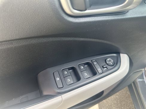 Used 2025 Hyundai Venue SEL FWD image 8