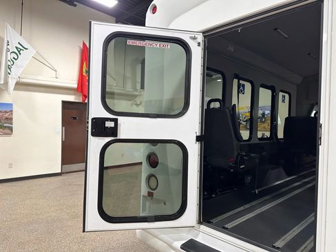 Used 2015 Ford E-350 and Econoline 350 Super Duty image 30