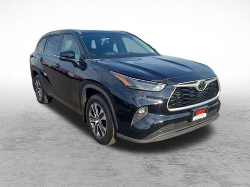 Used 2022 Toyota Highlander XLE AWD/4WD image 3