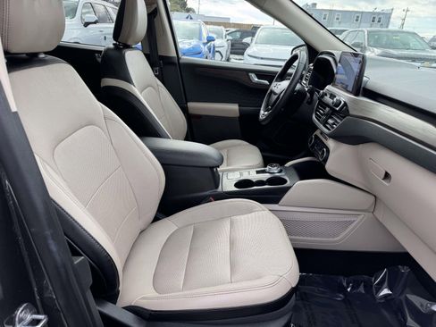 Used 2020 Ford Escape Titanium image 27