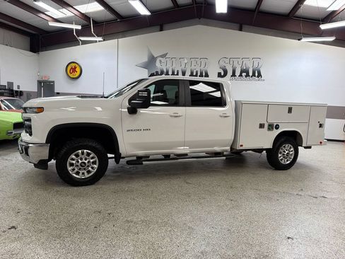 Used 2024 Chevrolet Silverado 2500 LT w/ Convenience Package AWD/4WD image 2