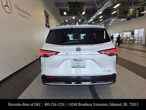 Used 2022 Toyota Sienna Platinum FWD image 6