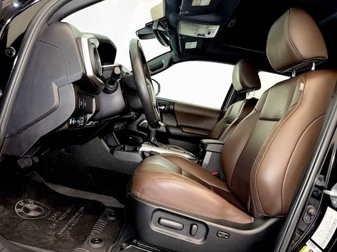 Used 2023 Toyota Tacoma Limited image 9