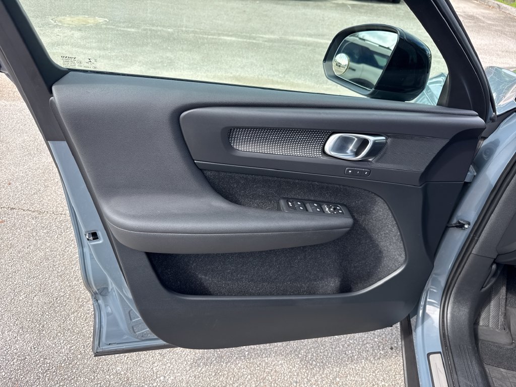 Used 2020 Volvo XC40 T4 R-Design FWD image 13