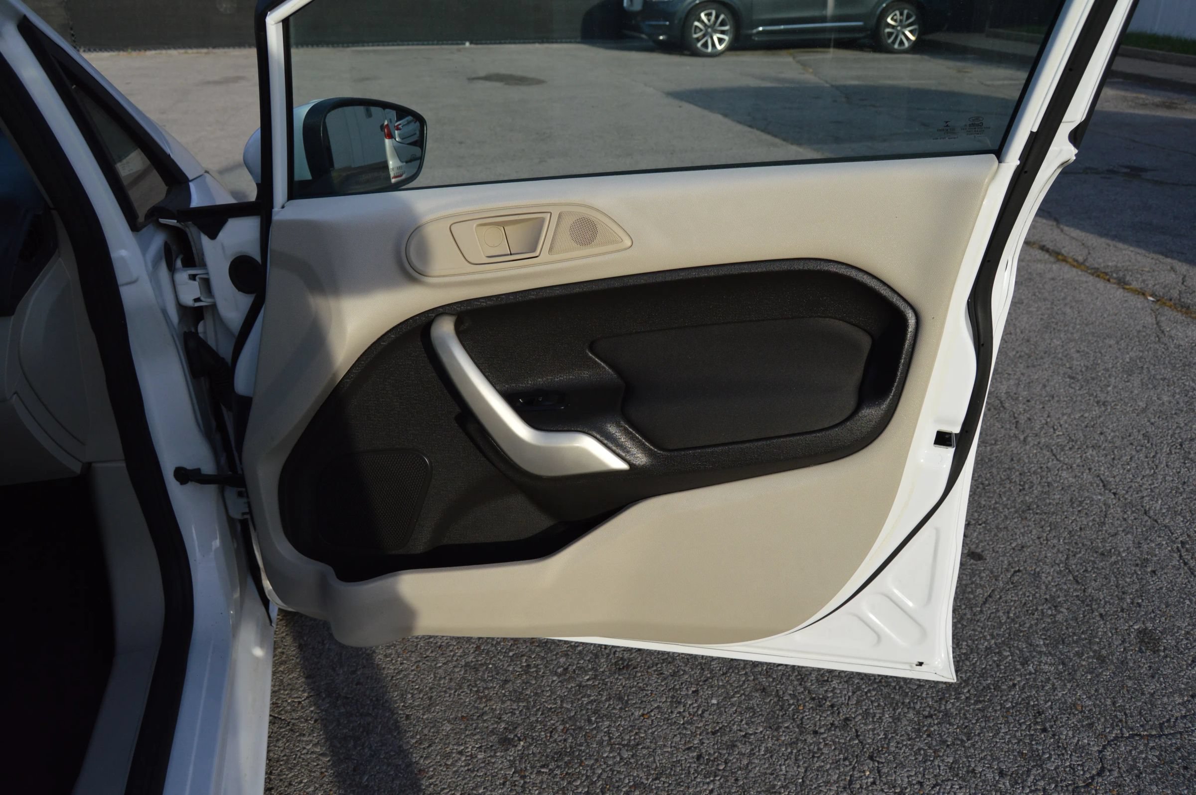 Used 2013 Ford Fiesta SE w/ Super Fuel Economy Pkg FWD image 22