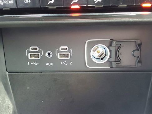 Used 2023 Jeep Grand Cherokee Laredo image 33