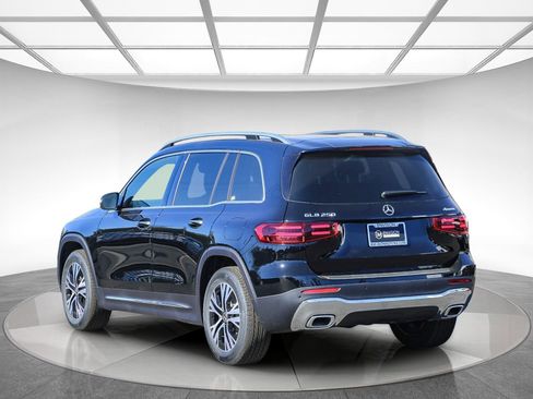 Used 2024 Mercedes-Benz GLB 250 4MATIC image 2