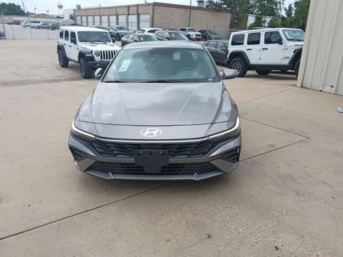 Used 2025 Hyundai Elantra SEL FWD image 5