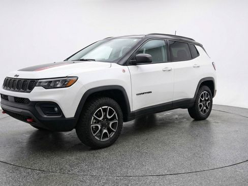 Used 2025 Jeep Compass Trailhawk image 3