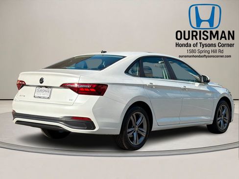 Used 2023 Volkswagen Jetta SE w/ Panoramic Sunroof Package FWD image 4