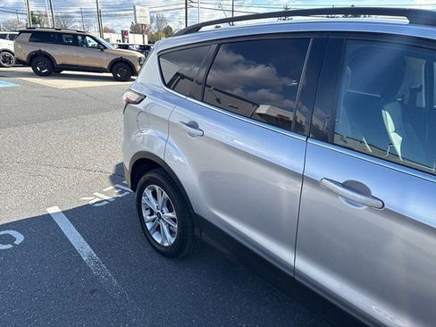 Used 2018 Ford Escape SE w/ SE Sync 3 Package image 3