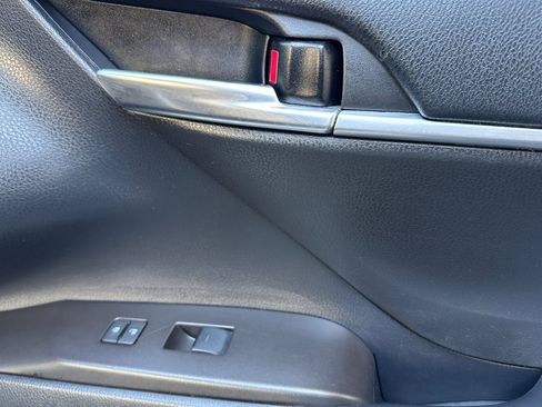 Used 2022 Toyota Camry SE FWD image 21
