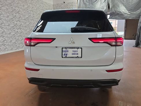 Used 2023 Mitsubishi Outlander ES FWD image 5