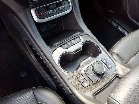 Used 2023 GMC Acadia SLT image 25