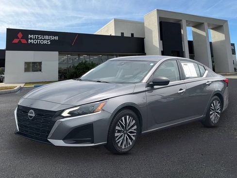 Used 2024 Nissan Altima 2.5 SV FWD image 1
