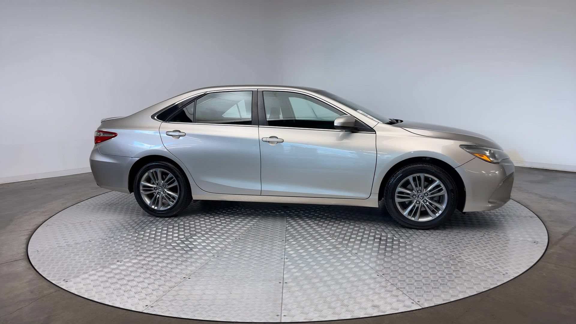 Used 2016 Toyota Camry SE FWD image 9