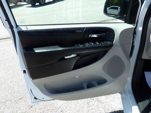 Used 2018 Dodge Grand Caravan SE w/ UConnect Hands-Free Group FWD image 14