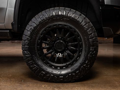 Used 2024 Chevrolet Silverado 2500 ZR2 w/ Technology Package image 12