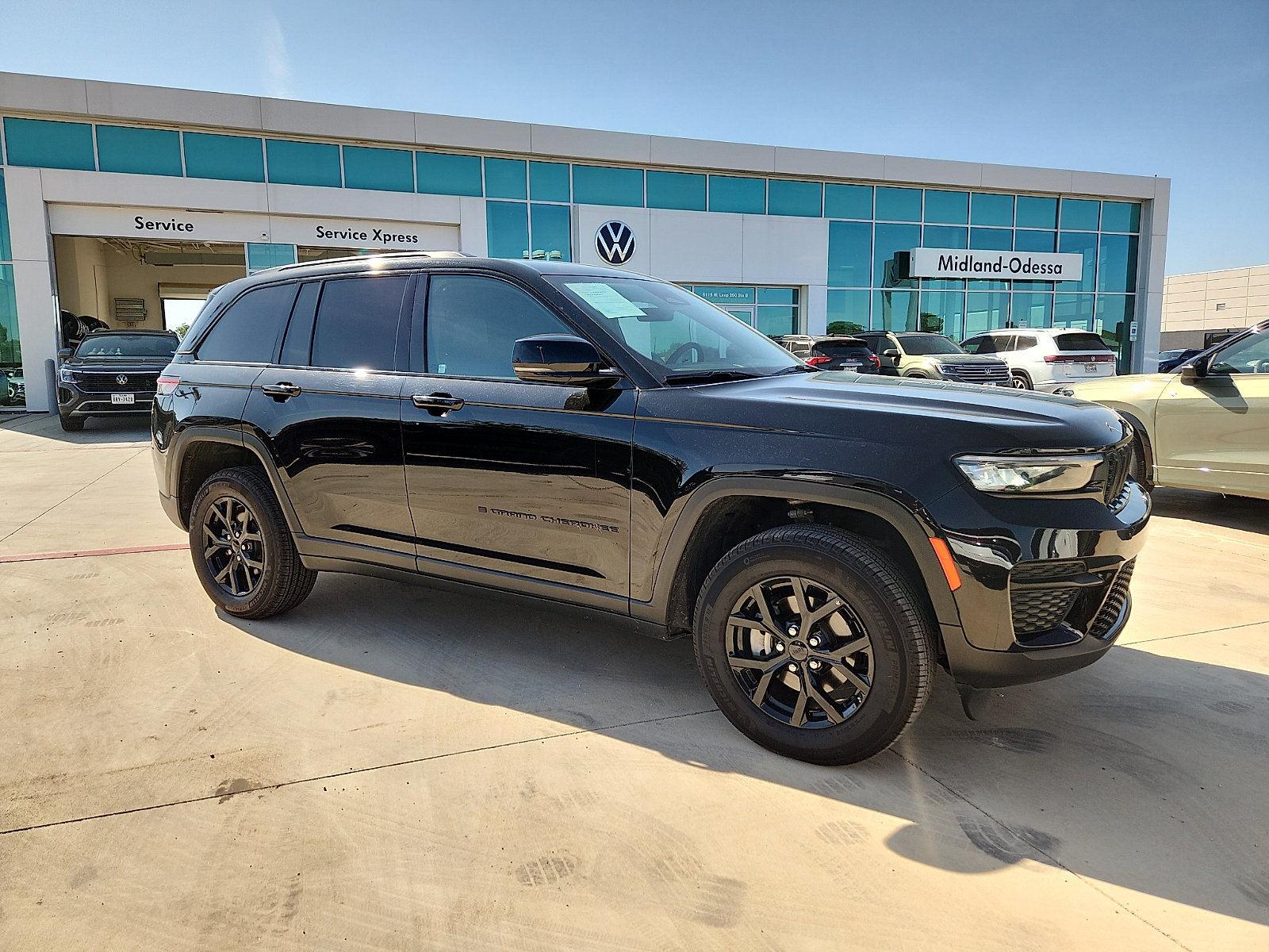 Used 2025 Jeep Grand Cherokee Altitude AWD/4WD image 6