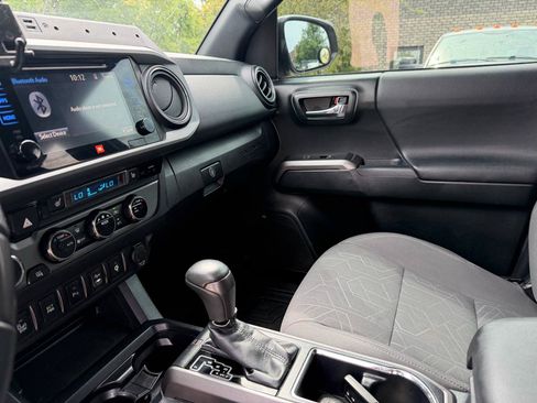 Used 2017 Toyota Tacoma TRD Sport AWD/4WD image 14