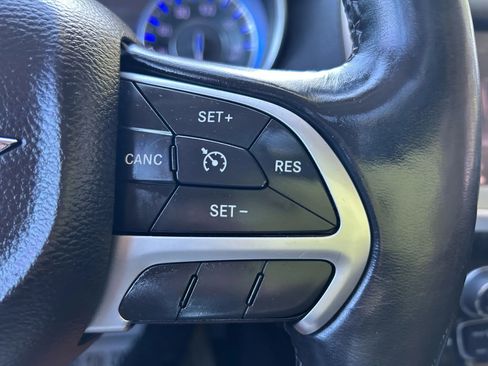 Used 2015 Chrysler 300 C image 32