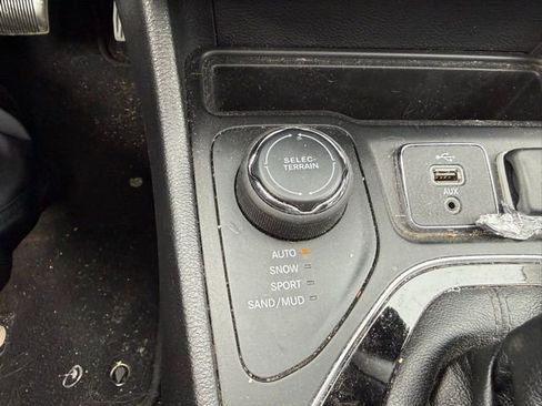 Used 2019 Jeep Cherokee Limited w/ Technology Group image 15