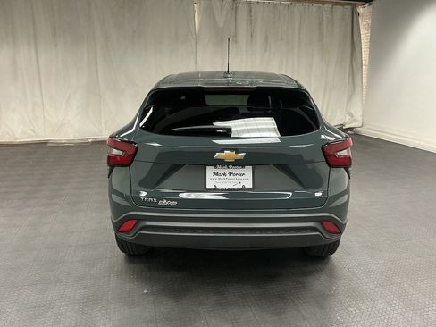 Used 2025 Chevrolet Trax LS w/ LS Convenience Package FWD image 4
