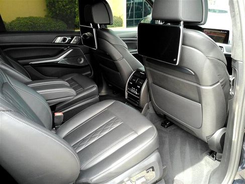 Used 2020 BMW X7 M50i image 13