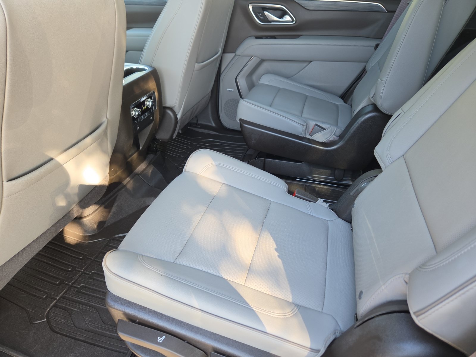 Used 2023 GMC Yukon SLT w/ SLT Premium Package RWD image 17