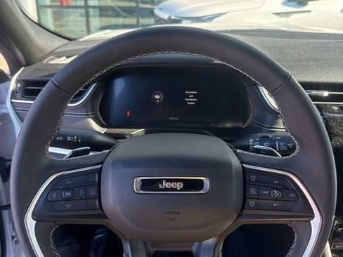 Used 2025 Jeep Grand Cherokee Laredo X image 5