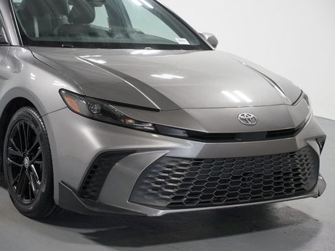 Used 2025 Toyota Camry SE FWD image 4