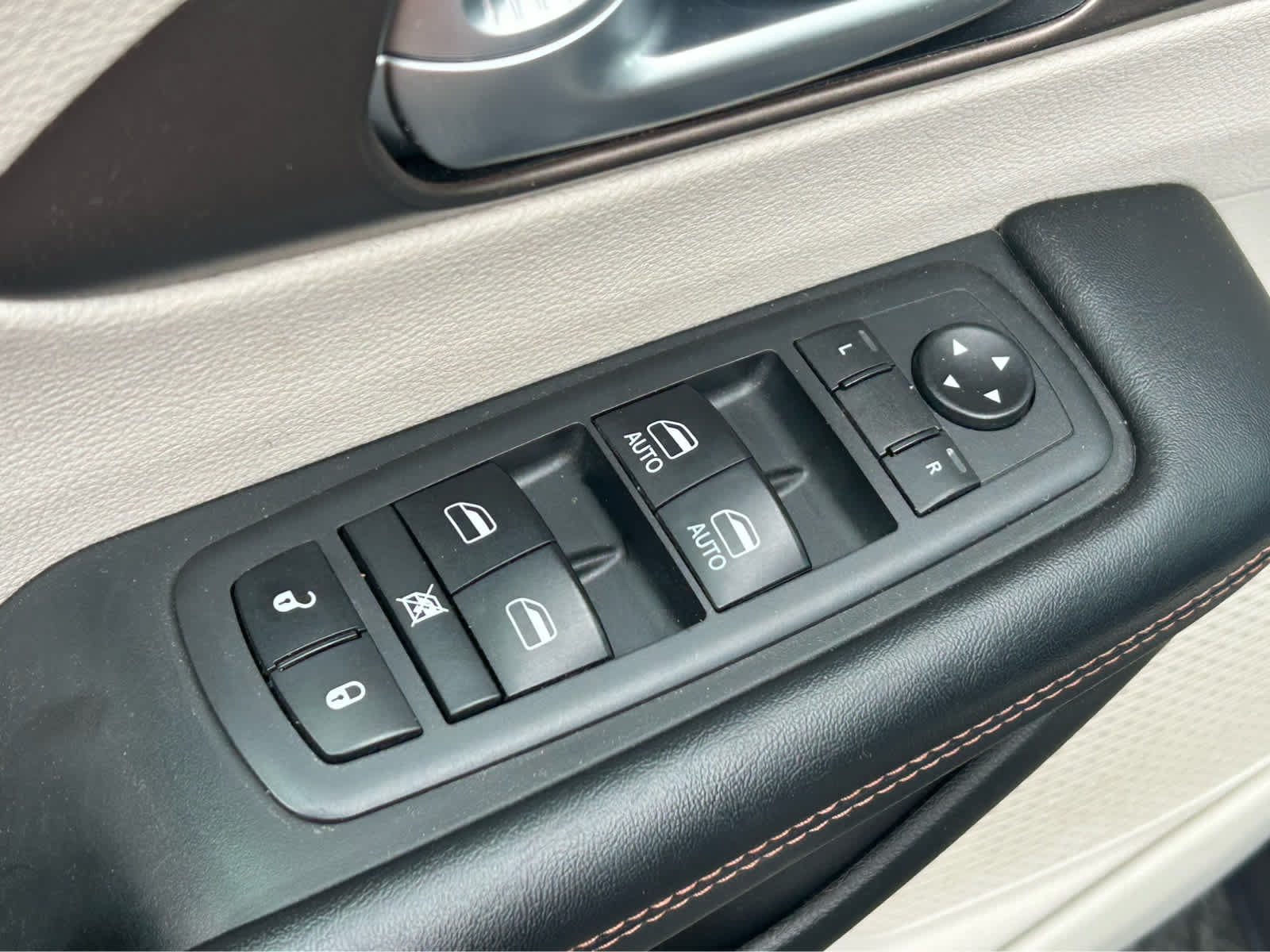Used 2018 Chrysler Pacifica Touring-L w/ Advanced Safetytec Group FWD image 24